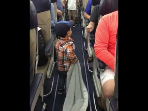Двухлетний ребенок растрогал пассажиров самолета