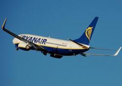 Недовольный пассажир довел сотрудницу Ryanair до слез и обвинил в расизме