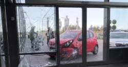 Автомобиль врезался в зал прилетов аэропорта Кеблавик в Исландии